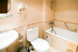 Гостиница Прикамье Пермь Двухместный номер с 1 кроватью и балконом-7